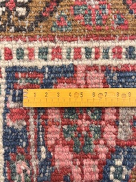 Een Perzisch Heriz tapijt met floraal decor, wol op katoen, 20ste eeuw