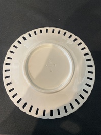 Partie de service de 16 pi&egrave;ces en creamware de Leeds comprenant 12 assiettes et une paire de corbeilles sur pr&eacute;sentoirs, Angleterre, 18&egrave;me/19&egrave;me s.