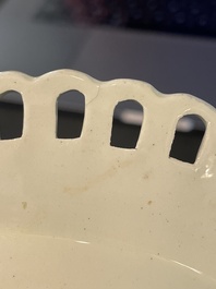 Partie de service de 16 pi&egrave;ces en creamware de Leeds comprenant 12 assiettes et une paire de corbeilles sur pr&eacute;sentoirs, Angleterre, 18&egrave;me/19&egrave;me s.