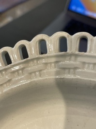 Partie de service de 16 pi&egrave;ces en creamware de Leeds comprenant 12 assiettes et une paire de corbeilles sur pr&eacute;sentoirs, Angleterre, 18&egrave;me/19&egrave;me s.