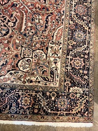 Een Perzisch Heriz tapijt met floraal decor, wol op katoen, 20ste eeuw