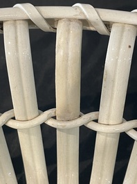 Partie de service de 16 pi&egrave;ces en creamware de Leeds comprenant 12 assiettes et une paire de corbeilles sur pr&eacute;sentoirs, Angleterre, 18&egrave;me/19&egrave;me s.