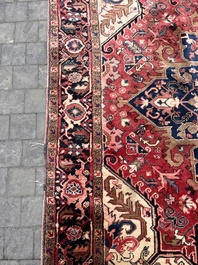 Een Perzisch Heriz tapijt met floraal decor, wol op katoen, eerste helft 20ste eeuw