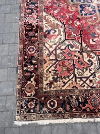 Een Perzisch Heriz tapijt met floraal decor, wol op katoen, eerste helft 20ste eeuw