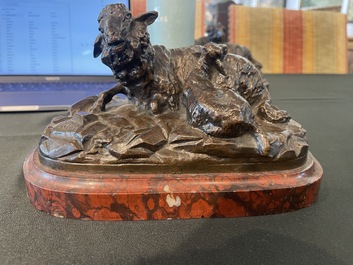 &Eacute;cole europ&eacute;enne, sign&eacute; Buci (19&egrave;me/20&egrave;me si&egrave;cle): Deux groupes avec des moutons, bronze &agrave; patine brune sur socle en marbre rouge, vers 1900