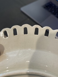 Partie de service de 16 pi&egrave;ces en creamware de Leeds comprenant 12 assiettes et une paire de corbeilles sur pr&eacute;sentoirs, Angleterre, 18&egrave;me/19&egrave;me s.