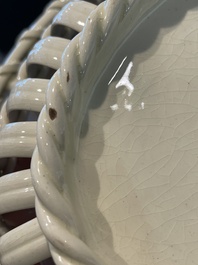 Partie de service de 16 pi&egrave;ces en creamware de Leeds comprenant 12 assiettes et une paire de corbeilles sur pr&eacute;sentoirs, Angleterre, 18&egrave;me/19&egrave;me s.