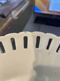 Partie de service de 16 pi&egrave;ces en creamware de Leeds comprenant 12 assiettes et une paire de corbeilles sur pr&eacute;sentoirs, Angleterre, 18&egrave;me/19&egrave;me s.