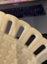 Partie de service de 16 pi&egrave;ces en creamware de Leeds comprenant 12 assiettes et une paire de corbeilles sur pr&eacute;sentoirs, Angleterre, 18&egrave;me/19&egrave;me s.
