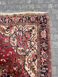 Een Perzisch Heriz tapijt met floraal decor, wol op katoen, eerste helft 20ste eeuw