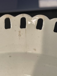 Partie de service de 16 pi&egrave;ces en creamware de Leeds comprenant 12 assiettes et une paire de corbeilles sur pr&eacute;sentoirs, Angleterre, 18&egrave;me/19&egrave;me s.