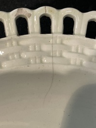 Partie de service de 16 pi&egrave;ces en creamware de Leeds comprenant 12 assiettes et une paire de corbeilles sur pr&eacute;sentoirs, Angleterre, 18&egrave;me/19&egrave;me s.