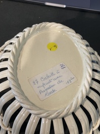 Partie de service de 16 pi&egrave;ces en creamware de Leeds comprenant 12 assiettes et une paire de corbeilles sur pr&eacute;sentoirs, Angleterre, 18&egrave;me/19&egrave;me s.