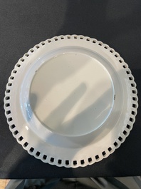 Partie de service de 16 pi&egrave;ces en creamware de Leeds comprenant 12 assiettes et une paire de corbeilles sur pr&eacute;sentoirs, Angleterre, 18&egrave;me/19&egrave;me s.