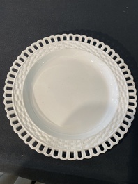Partie de service de 16 pi&egrave;ces en creamware de Leeds comprenant 12 assiettes et une paire de corbeilles sur pr&eacute;sentoirs, Angleterre, 18&egrave;me/19&egrave;me s.