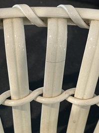 Partie de service de 16 pi&egrave;ces en creamware de Leeds comprenant 12 assiettes et une paire de corbeilles sur pr&eacute;sentoirs, Angleterre, 18&egrave;me/19&egrave;me s.