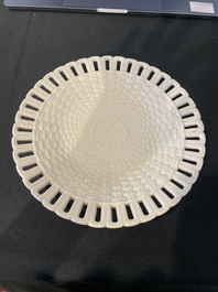 Partie de service de 16 pi&egrave;ces en creamware de Leeds comprenant 12 assiettes et une paire de corbeilles sur pr&eacute;sentoirs, Angleterre, 18&egrave;me/19&egrave;me s.