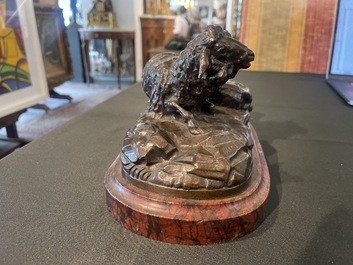 &Eacute;cole europ&eacute;enne, sign&eacute; Buci (19&egrave;me/20&egrave;me si&egrave;cle): Deux groupes avec des moutons, bronze &agrave; patine brune sur socle en marbre rouge, vers 1900