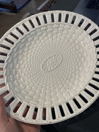 Partie de service de 16 pi&egrave;ces en creamware de Leeds comprenant 12 assiettes et une paire de corbeilles sur pr&eacute;sentoirs, Angleterre, 18&egrave;me/19&egrave;me s.