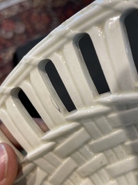 Partie de service de 16 pi&egrave;ces en creamware de Leeds comprenant 12 assiettes et une paire de corbeilles sur pr&eacute;sentoirs, Angleterre, 18&egrave;me/19&egrave;me s.