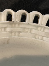 Partie de service de 16 pi&egrave;ces en creamware de Leeds comprenant 12 assiettes et une paire de corbeilles sur pr&eacute;sentoirs, Angleterre, 18&egrave;me/19&egrave;me s.