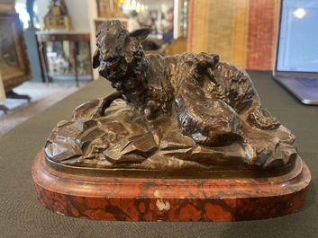 &Eacute;cole europ&eacute;enne, sign&eacute; Buci (19&egrave;me/20&egrave;me si&egrave;cle): Deux groupes avec des moutons, bronze &agrave; patine brune sur socle en marbre rouge, vers 1900