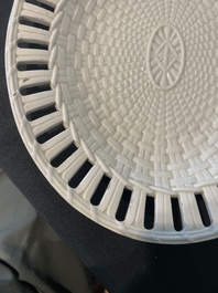 Partie de service de 16 pi&egrave;ces en creamware de Leeds comprenant 12 assiettes et une paire de corbeilles sur pr&eacute;sentoirs, Angleterre, 18&egrave;me/19&egrave;me s.