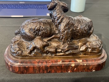 &Eacute;cole europ&eacute;enne, sign&eacute; Buci (19&egrave;me/20&egrave;me si&egrave;cle): Deux groupes avec des moutons, bronze &agrave; patine brune sur socle en marbre rouge, vers 1900