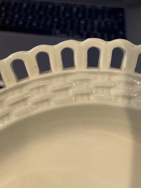 Partie de service de 16 pi&egrave;ces en creamware de Leeds comprenant 12 assiettes et une paire de corbeilles sur pr&eacute;sentoirs, Angleterre, 18&egrave;me/19&egrave;me s.