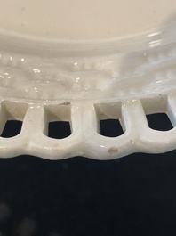 Partie de service de 16 pi&egrave;ces en creamware de Leeds comprenant 12 assiettes et une paire de corbeilles sur pr&eacute;sentoirs, Angleterre, 18&egrave;me/19&egrave;me s.
