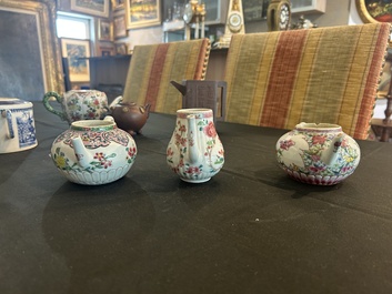 Sept th&eacute;i&egrave;res en porcelaine de Chine bleu, blanc, famille rose, verte et en gr&egrave;s de Yixing, Kangxi et post&eacute;rieur