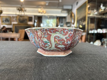 Bol de forme hexagonale en porcelaine de Chine famille rose &agrave; d&eacute;cor de dragons, marque et &eacute;poque de Tongzhi