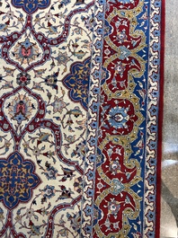 Een Perzisch Tehran tapijt met floraal decor, wol op katoen, 20ste eeuw