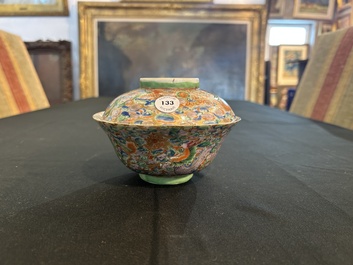 Paire de vols couverts en porcelaine de Chine famille rose de Canton &agrave; d&eacute;cor de dragons, 19&egrave;me si&egrave;cle