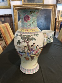 Deux vases en porcelaine de Chine famille rose &agrave; d&eacute;cor de dames se relaxant dans un jardin de palais, marque de Qianlong, R&eacute;publique, 20&egrave;me si&egrave;cle