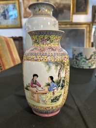 Deux vases en porcelaine de Chine famille rose &agrave; d&eacute;cor de dames se relaxant dans un jardin de palais, marque de Qianlong, R&eacute;publique, 20&egrave;me si&egrave;cle