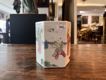 Deux th&eacute;i&egrave;res couvertes et un pot &agrave; pinceaux &agrave; d&eacute;cor figuratif en porcelaine de Chine famille rose et rouge de fer, 19&egrave;me/20&egrave;me si&egrave;cle