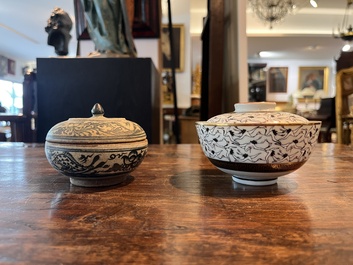 Een diverse collectie porselein en steengoed, China, Vietnam en Thailand, 16de/20ste eeuw