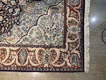 Een Perzisch Kashmir tapijt met floraal decor, zijde op katoen, 20ste eeuw