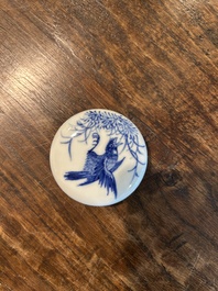 Twee Chinese blauw-witte dekseldoosjes voor zegelpasta in de stijl van Wang Bu 王步, Yongzheng merk, Republiek, 20ste eeuw