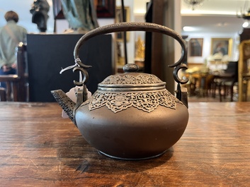 Een diverse collectie porselein en steengoed, China, Vietnam en Thailand, 16de/20ste eeuw