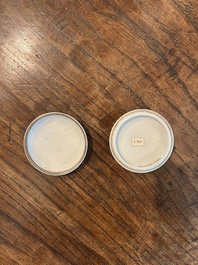 Twee Chinese blauw-witte dekseldoosjes voor zegelpasta in de stijl van Wang Bu 王步, Yongzheng merk, Republiek, 20ste eeuw