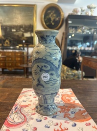 Vase en porcelaine de Chine en bleu et blanc &agrave; d&eacute;cor d'un dragon parmi des nuages, probablement Yuan