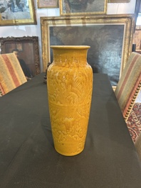 Vase de forme rouleau en porcelaine de Chine monochrome jaune &agrave; d&eacute;cor incis&eacute; de ph&eacute;nix, 19&egrave;me si&egrave;cle