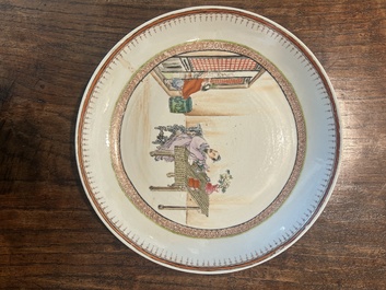 Paire d'assiettes en porcelaine de Chine famille rose &agrave; d&eacute;cor de lettr&eacute; et son serviteur dans un int&eacute;rieur, Qianlong/Jiaqing