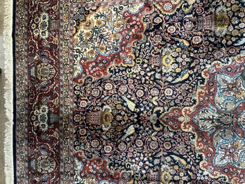 Een vermoedelijk Indisch Qom (Qum/Ghom) tapijt met floraal decor, wol op katoen, 20ste eeuw