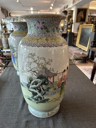Paire de vases en porcelaine de Chine famille rose &agrave; d&eacute;cor de dames de la cour se relaxant dans un jardin palatial, marque Qianlong, R&eacute;publique, 20&egrave;me