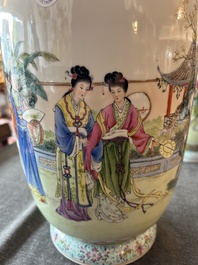 Paire de vases en porcelaine de Chine famille rose &agrave; d&eacute;cor de dames de la cour se relaxant dans un jardin palatial, marque Qianlong, R&eacute;publique, 20&egrave;me