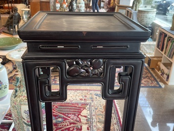 Socle de forme carr&eacute;e en bois sculpt&eacute;, Chine, 19&egrave;me si&egrave;cle