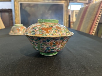 Paire de vols couverts en porcelaine de Chine famille rose de Canton &agrave; d&eacute;cor de dragons, 19&egrave;me si&egrave;cle